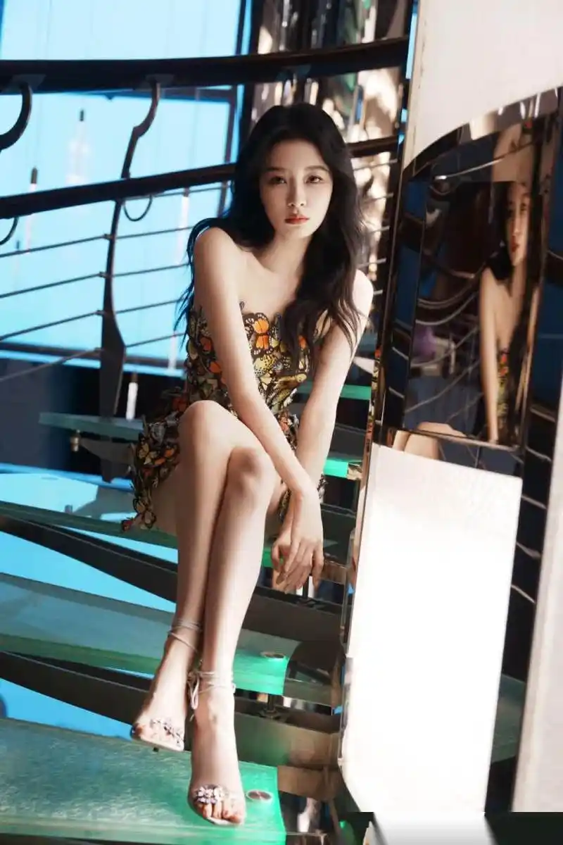 孙怡:紫色花卉一字带高跟凉鞋