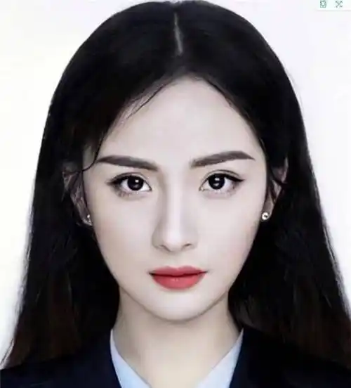 女明星拍证件照,baby精致,刘诗诗温柔,看到杨幂:给校霸让路!