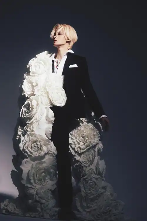 朱正廷黑白肖像照##朱正廷无形世界演唱会