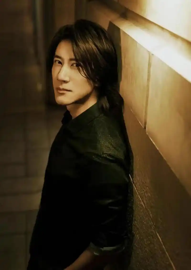 陶喆王力宏共同现身好友婚礼,王力宏中长款发型真的是太油腻了,把以前