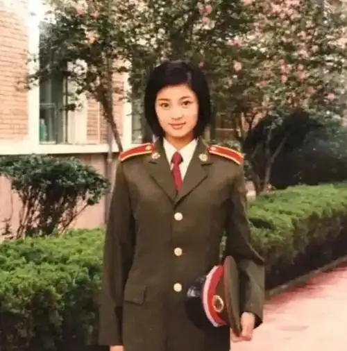 王媛可短发利落,身着军装英姿飒爽,令人惊艳.