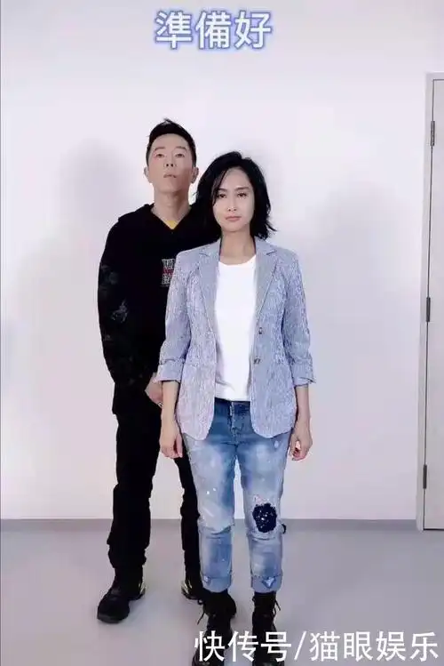 黄贯中在朱茵面前是老婆奴?两人贴身相拥,男方还给她跪下牵手