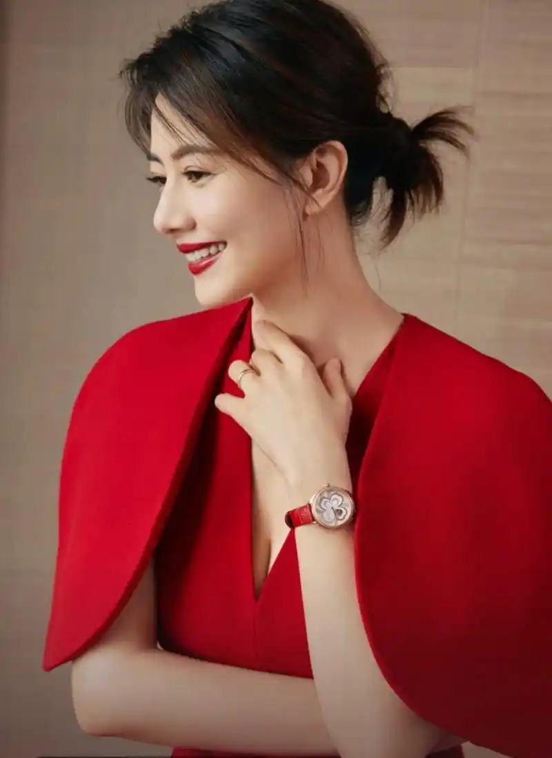 高圆圆的穿搭风格既不过分追求年轻化,也不显得老气.