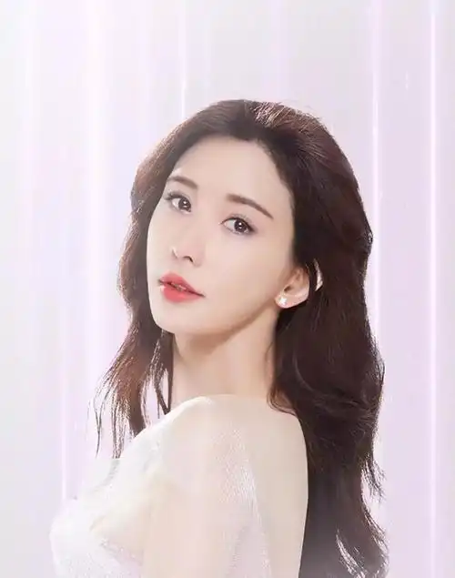 原创林志玲婚后现身晚宴,红裙配波浪卷发,被人劝酒喝到满脸通红!