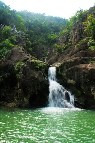 中雁荡山上有钟前,白石,龙山"三湖",无论春夏秋冬都似三面明镜镶嵌在