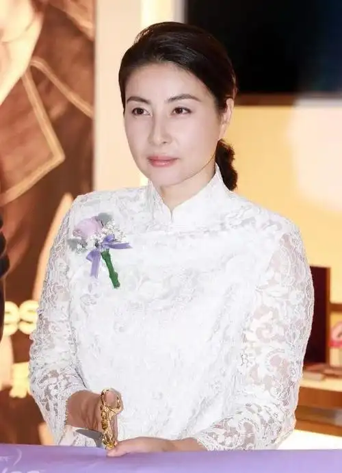 郭晶晶是我见过最"低调"的女人:烫大妈卷,爱穿碎花,美得自然