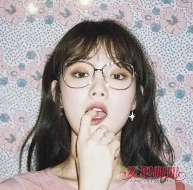 aainforest 分享到  戴眼镜的圆脸女生可以尝试下这款李圣经自然感的