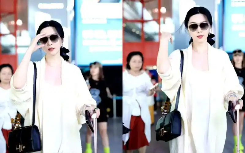 范冰冰最新机场穿搭,最近很喜欢白色啊
