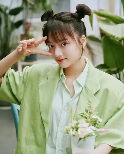 明星的高双丸子头,赵丽颖温柔可爱很是甜美,她的简直不要太酷炫