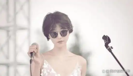 48岁李亚鹏女友晒囍或好事将近看看她的照片翻版王菲