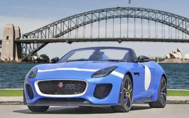 蓝色的捷豹敞篷跑车