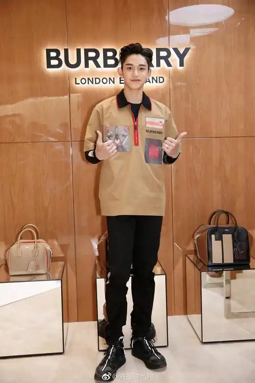 新成员 @威神v_黄旭熙_lucas 出席 @burberry 2019春夏系列 "kingdom
