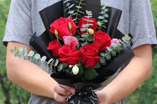 将蓝6朵玫瑰花红玫瑰送给几朵自己的六朵几朵6朵同事,同事邀请你去她