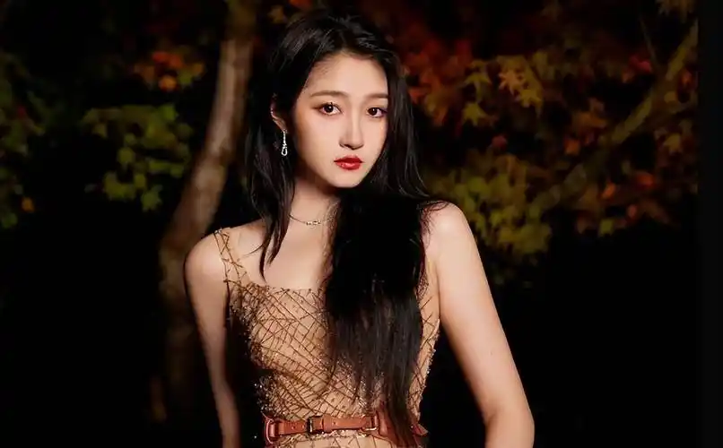 祝贺关晓彤荣获"腿精"称号,杨幂却是尴尬退休,输在年龄的优势_形象