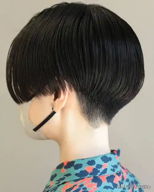 女人过了40岁,后脖铲短短发,利落清爽美美哒
