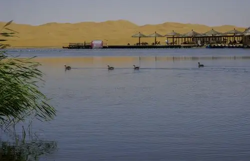 腾格里沙漠·月亮湖