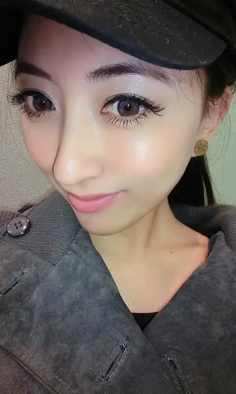 大眼烟熏妆美女手机桌面壁纸