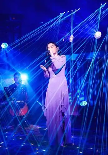 徐佳莹《歌手》舞台造型太美,穿紫粉色拼接裙,配长发优雅温婉