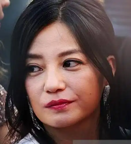 杨幂双下巴满腿黑,赵丽颖毛孔粗大黑头爆炸……女星素颜难道只有她是