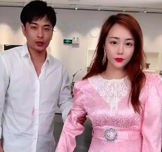 辛巴直播拉着老婆连踢5脚,质问初瑞雪干什么去了