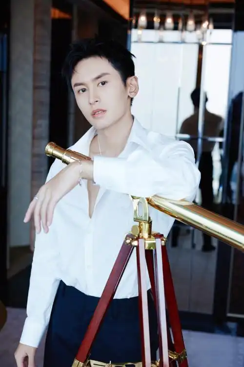 上游时尚张哲瀚浮雕花朵白衬衫矜贵优雅的绅士风范