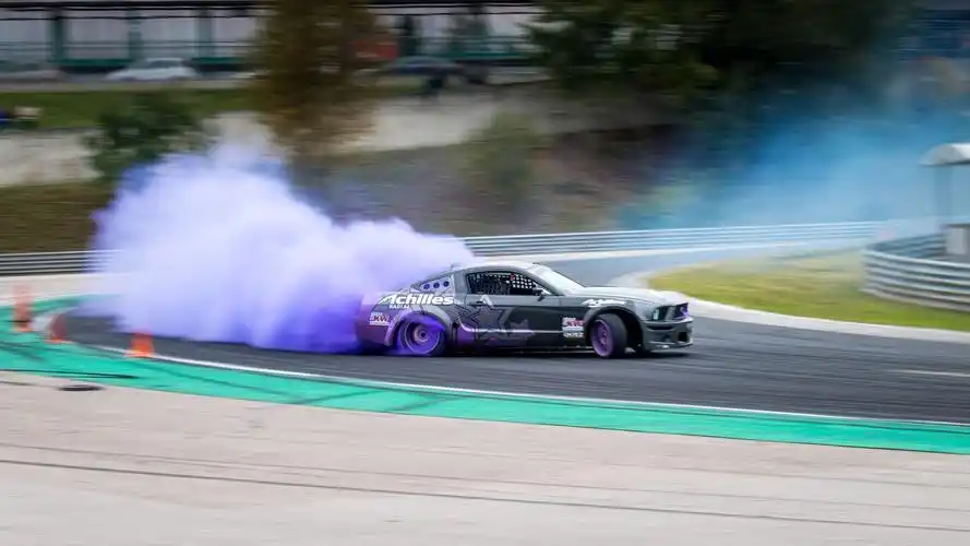 疾驰的赛车酷炫桌面壁纸