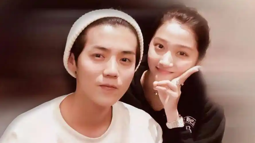 鹿晗关晓彤罕见同框被拍!嫂子大长腿抢镜,演唱会全程陪伴超甜蜜