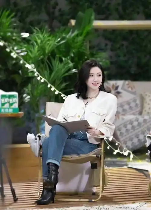 景甜回来了《半熟恋人2》穿着白色小香风格夹克和牛仔裤,看起来很可爱