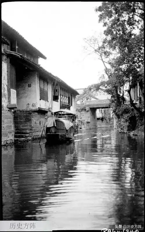民国时期,原生态的江南水乡水路发达,河边的姑娘是一道亮丽风景