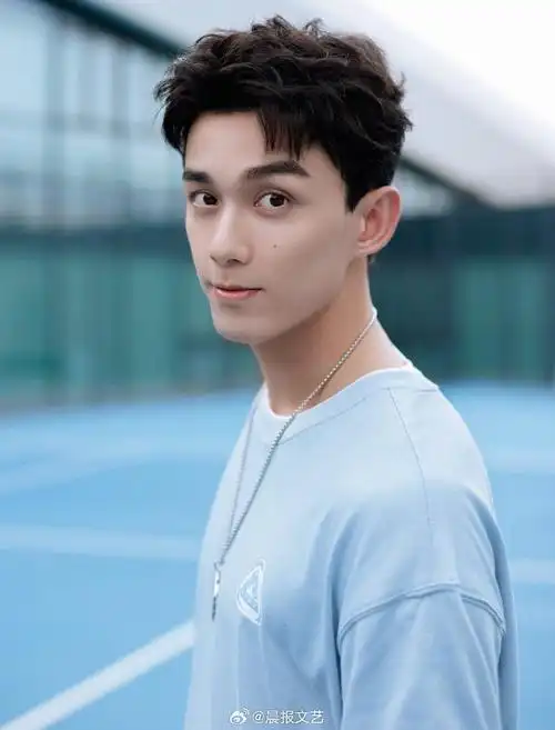 吴磊网球场拍照梦回宋三川