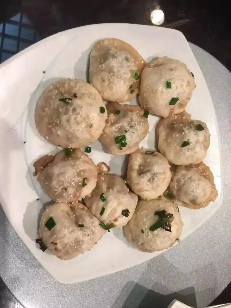 生煎.生煎 上海四年求学期间,学校的伙食是一流的.大 - 抖音