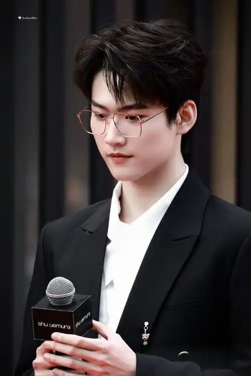 戴眼镜的帅哥超加分@into1-周柯宇