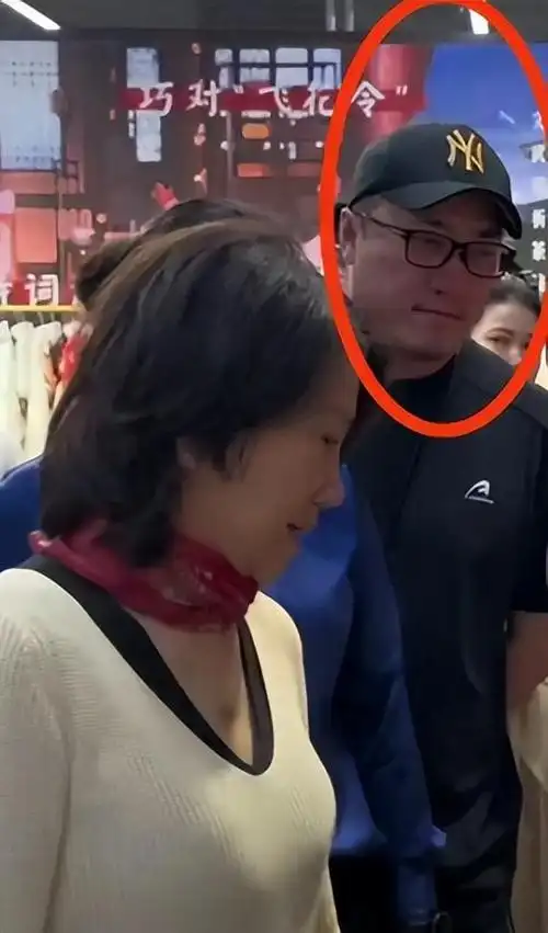 69岁董明珠街头被偶遇 穿2.9万马面裙 几个男性陪同 专人拎包