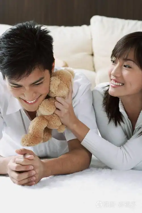 情侣拥抱和躺在地板上