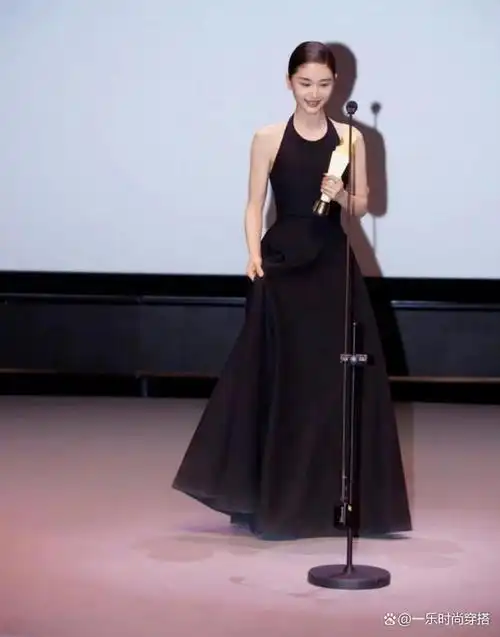 34岁王子文亮相国际电影节,159身高竟穿出178的既视感,这气场牛