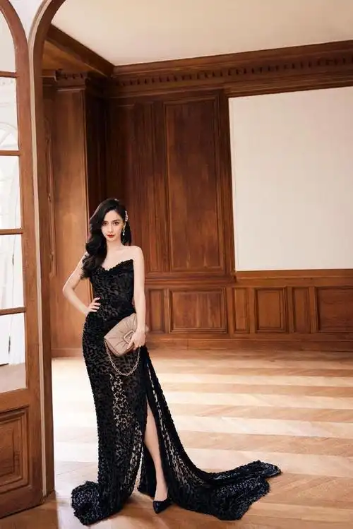 angelababy不愧是模特出身,深v抹胸裙大秀身材,肤白貌美大长腿