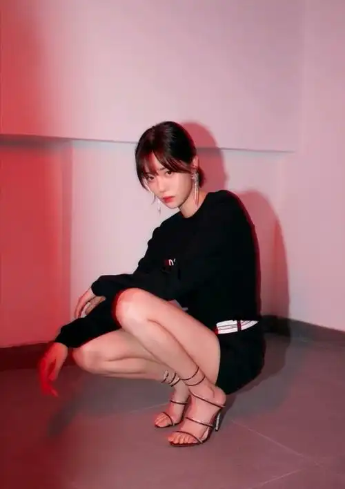 李溪芮的腿我是服气的一般人穿不进的高跟鞋她可以绕三圈