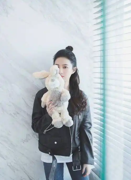 原创"神仙姐姐"刘亦菲霸气亮相,尽显东方魅力,日常穿搭更惊艳