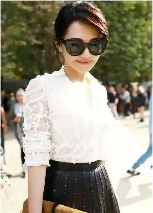 51岁许晴夜走生图一言难尽,身材太妖娆,真敢穿_白色_女人_设计