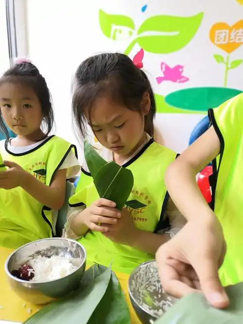 昊煜思创端午学生包粽子活动