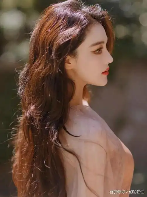 她在这组照片中饰演妲己这个角色,简直太惊艳了.