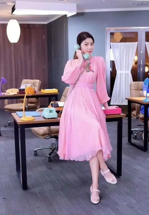 陈慧琳舞台穿搭真养眼!荷叶边连衣裙衬出大长腿,47岁美得大气