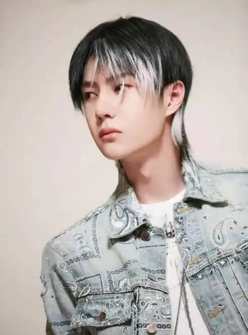 王一博发文回归街舞4,水洗牛仔外套加梦幻风挑染长发潮酷满分