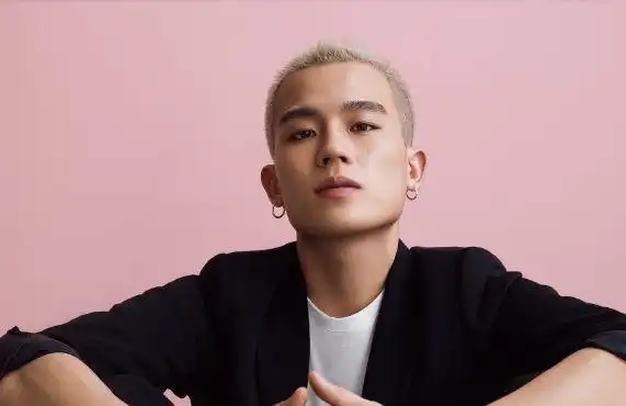 一直以来,欧豪是圆寸,他长得很帅气,加上这样一种利索的发型就显得他