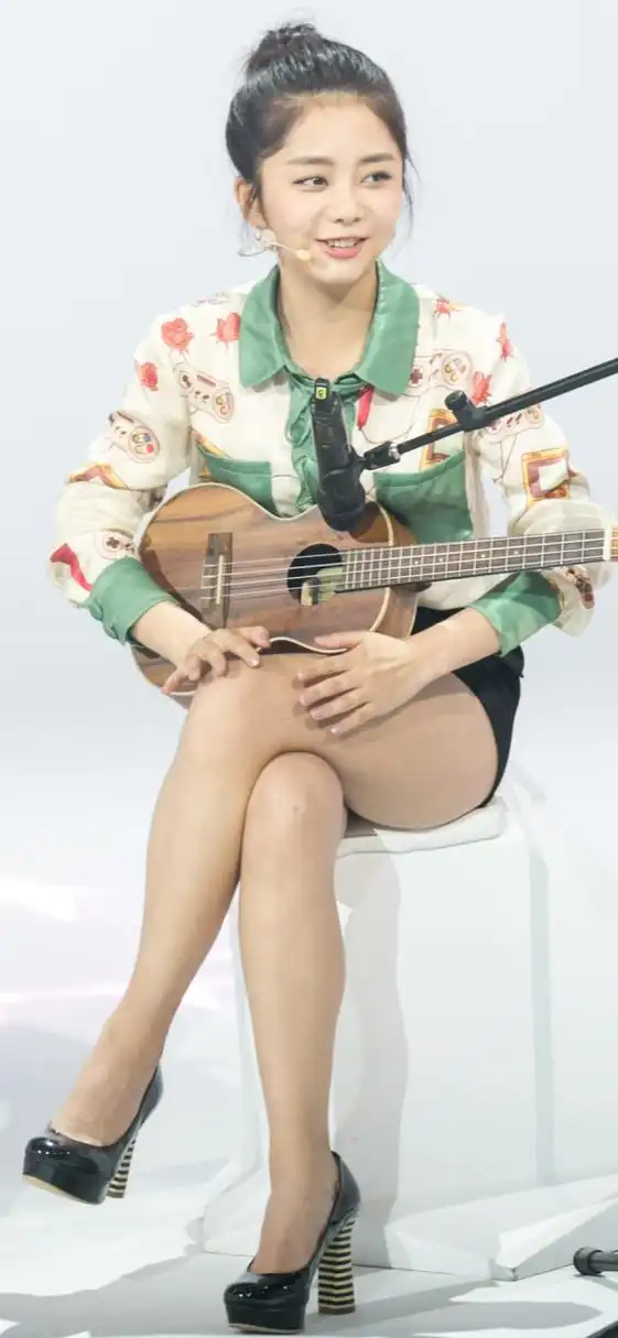 谭松韵青涩美图  高跟美腿