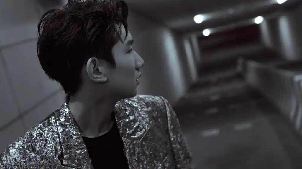 西装复古帅气图片写真,分享一组王源图片给大家,图中的明星图片壁纸会