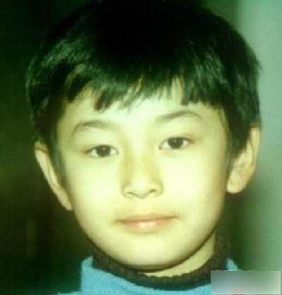 杨颖和小海绵一起玩耍的时候被网友们还拍摄到了正脸,不得不说小海绵