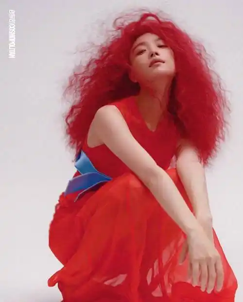 倪妮红发造型照片爆出,眼神犀利气质浓烈炽艳,化身复古摩登女郎_红色