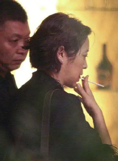 的倪萍在杨亚洲面前非常放松,竟然还被记者拍到,难得一见的抽烟照片