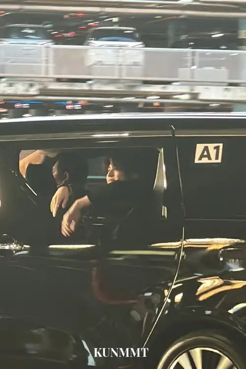 蔡徐坤飞吻氛围感##蔡徐坤车内和粉丝飞吻告别##蔡徐坤2023迷巡回